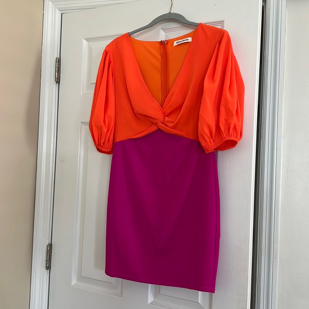 Sz. M Jealous Tomato, twist front v neck with puff sleeves. Fitted.
